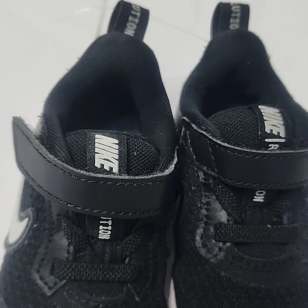 NIKE “REVOLUTION” BLACK BOYS TENNIS SHOES SZ 4C
